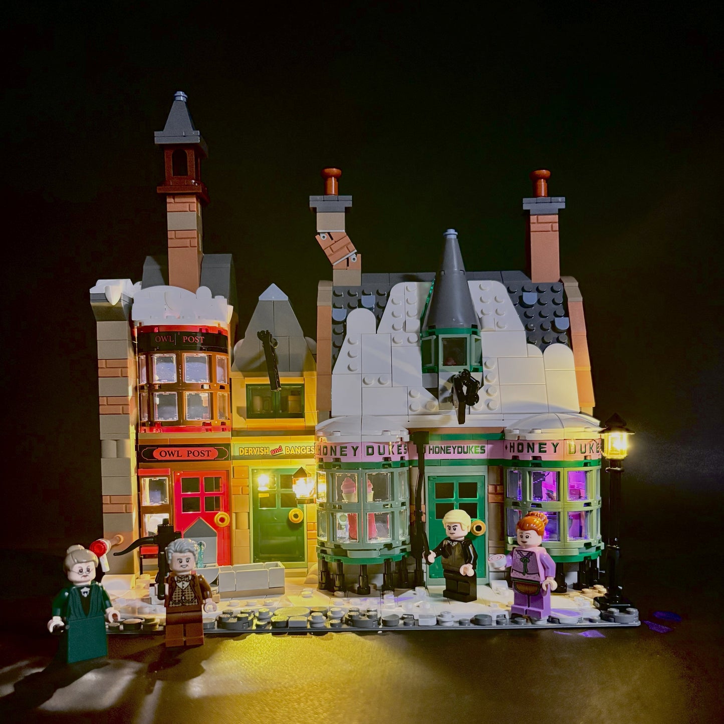 Lyskit til LEGOÂŽ Harry Potter⢠Hogsmeade Collectors Edition (76457) â 33 LED-lys fremhĂŚver De Tre Koste⢠og Honeydukesâ˘