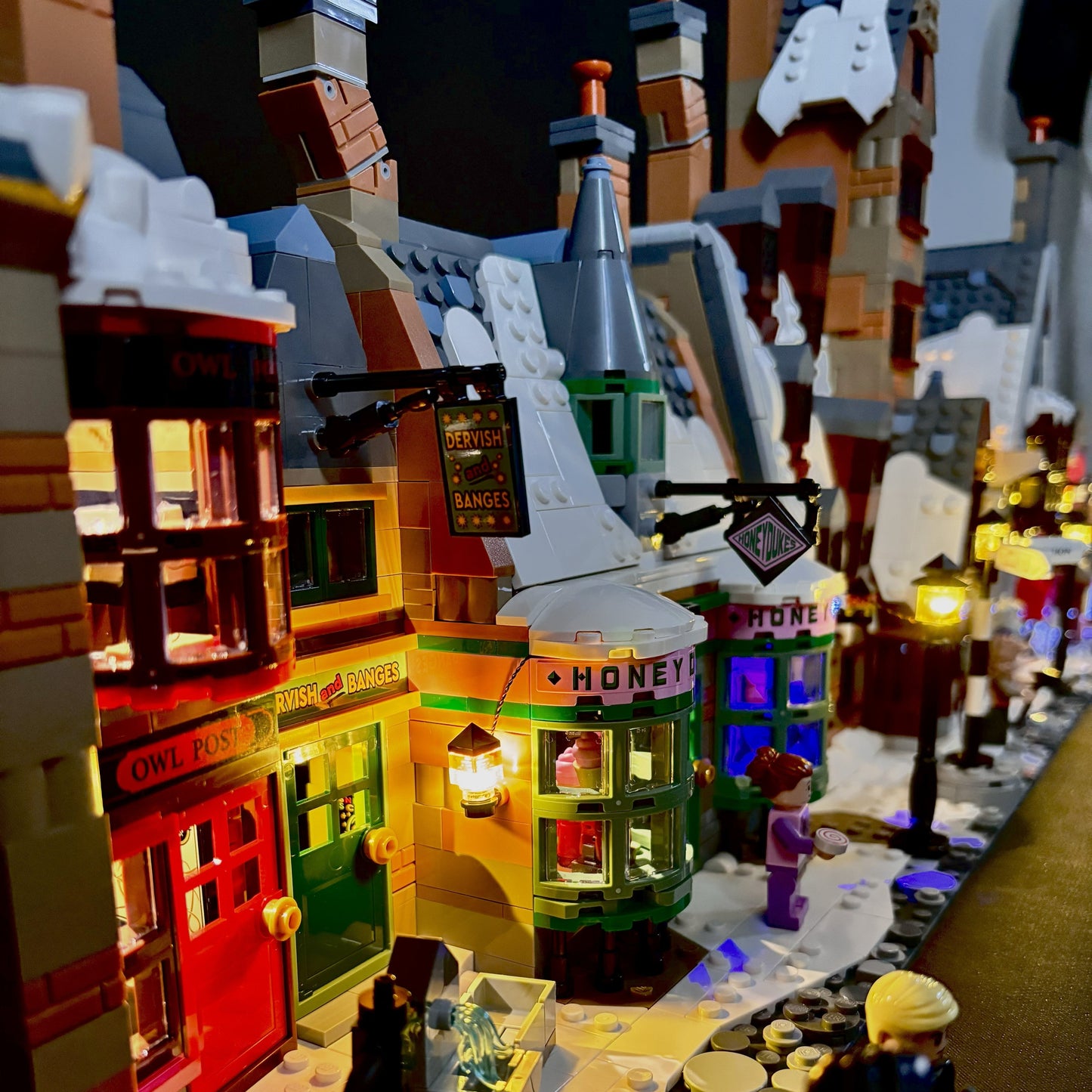 Lyskit til LEGOÂŽ Harry Potter⢠Hogsmeade Collectors Edition (76457) â 33 LED-lys fremhĂŚver De Tre Koste⢠og Honeydukesâ˘