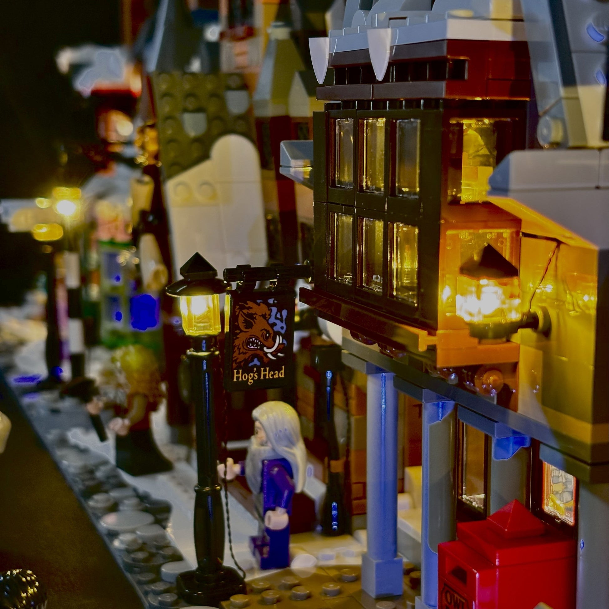 Lyskit til LEGOÂŽ Harry Potter⢠Hogsmeade Collectors Edition (76457) â 33 LED-lys fremhĂŚver De Tre Koste⢠og Honeydukesâ˘