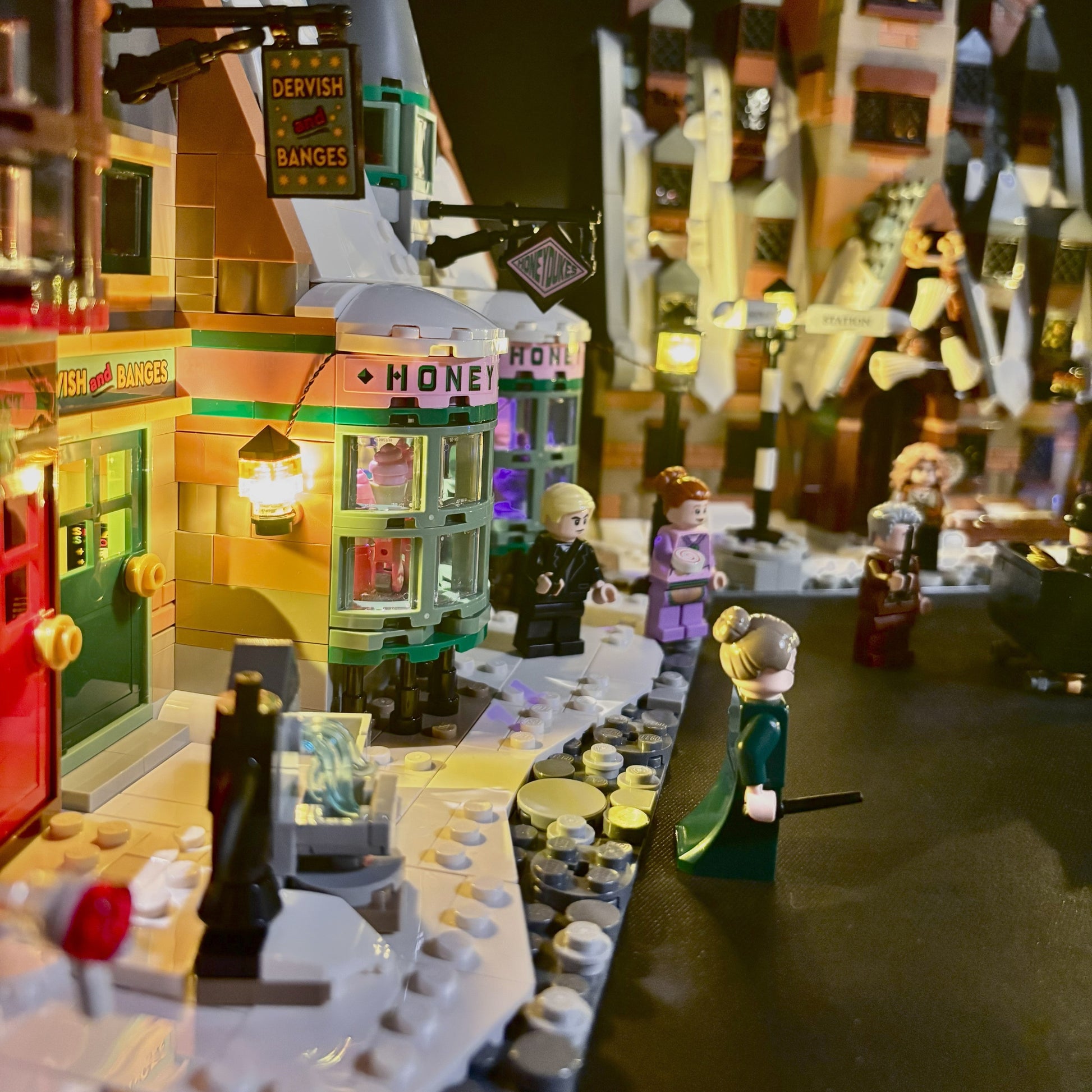 Lyskit til LEGOÂŽ Harry Potter⢠Hogsmeade Collectors Edition (76457) â 33 LED-lys fremhĂŚver De Tre Koste⢠og Honeydukesâ˘