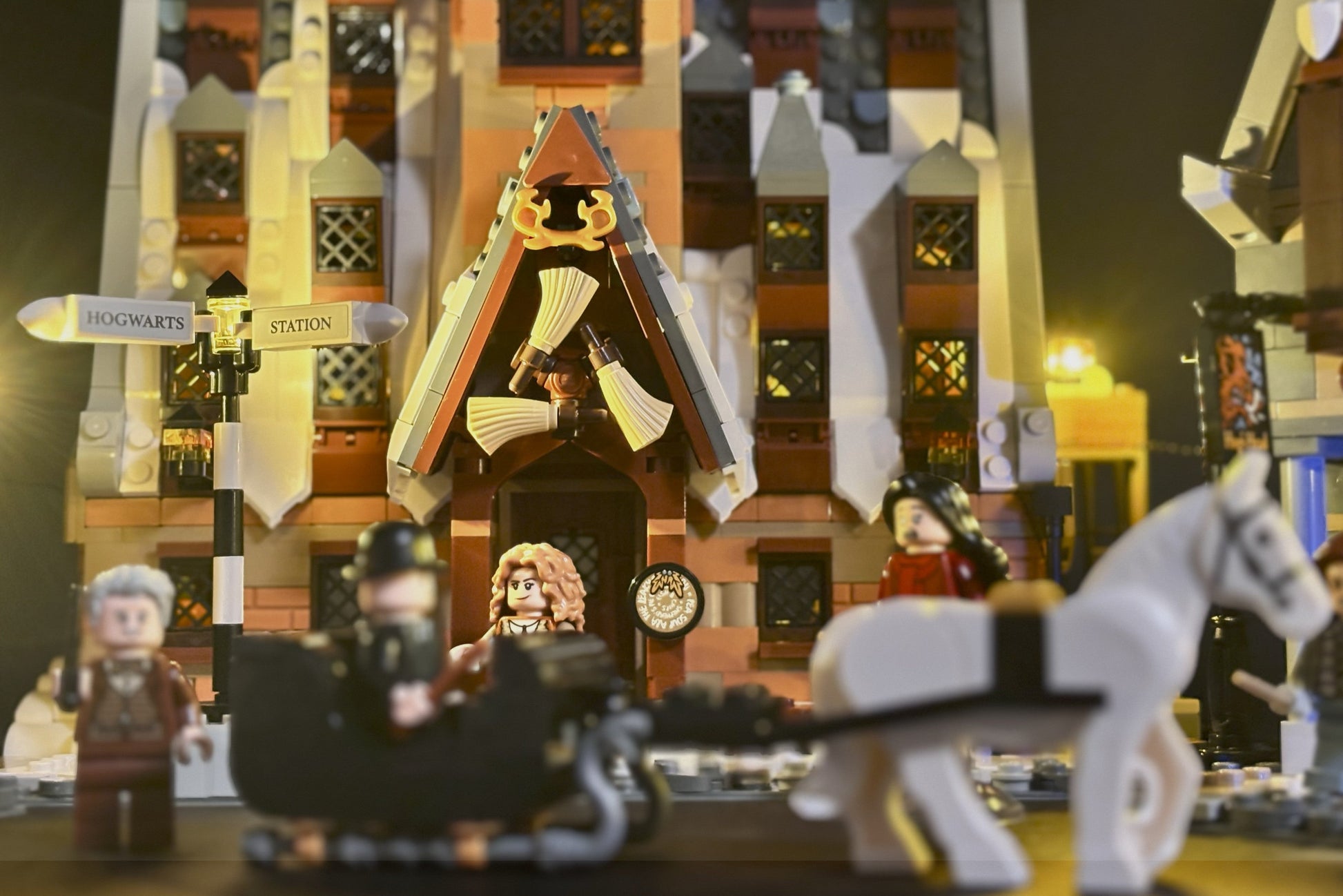 Lyskit til LEGOÂŽ Harry Potter⢠Hogsmeade Collectors Edition (76457) â 33 LED-lys fremhĂŚver De Tre Koste⢠og Honeydukesâ˘