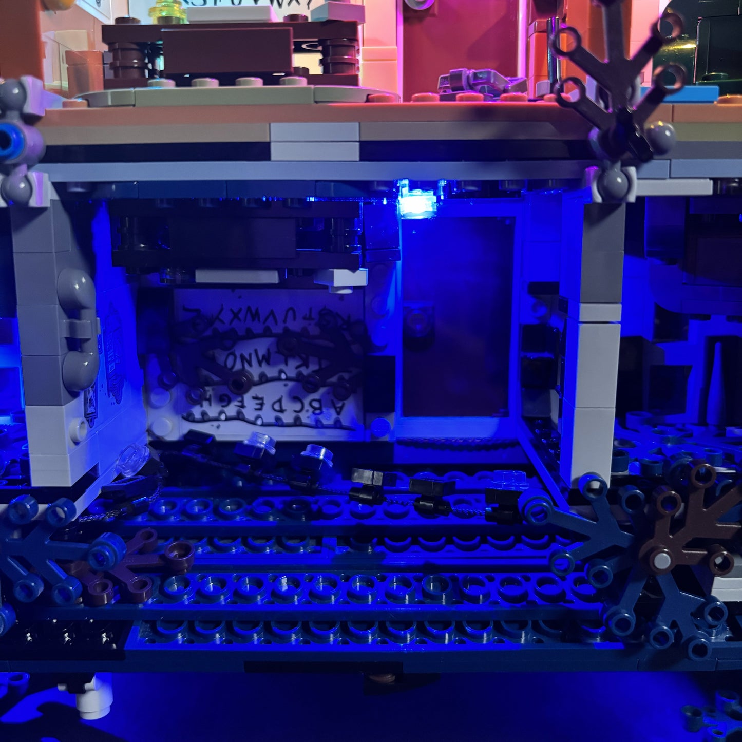 Lyskit til LEGO® Stranger Things: The Upside Down (75810) – LED-lys med plug-and-play installation og autentisk stemning