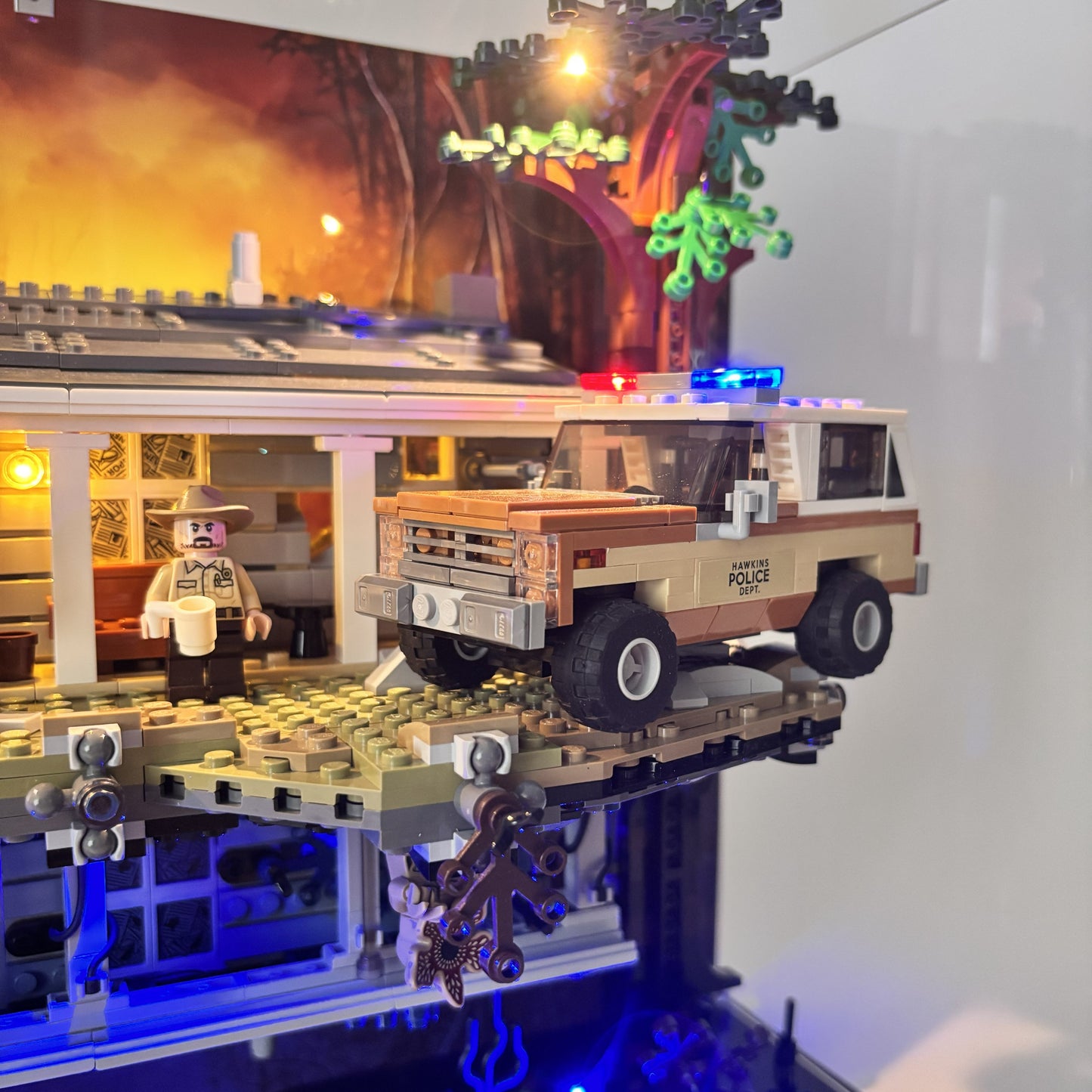 Display case til LEGO® Stranger Things™ Upside Down™ (75810). 