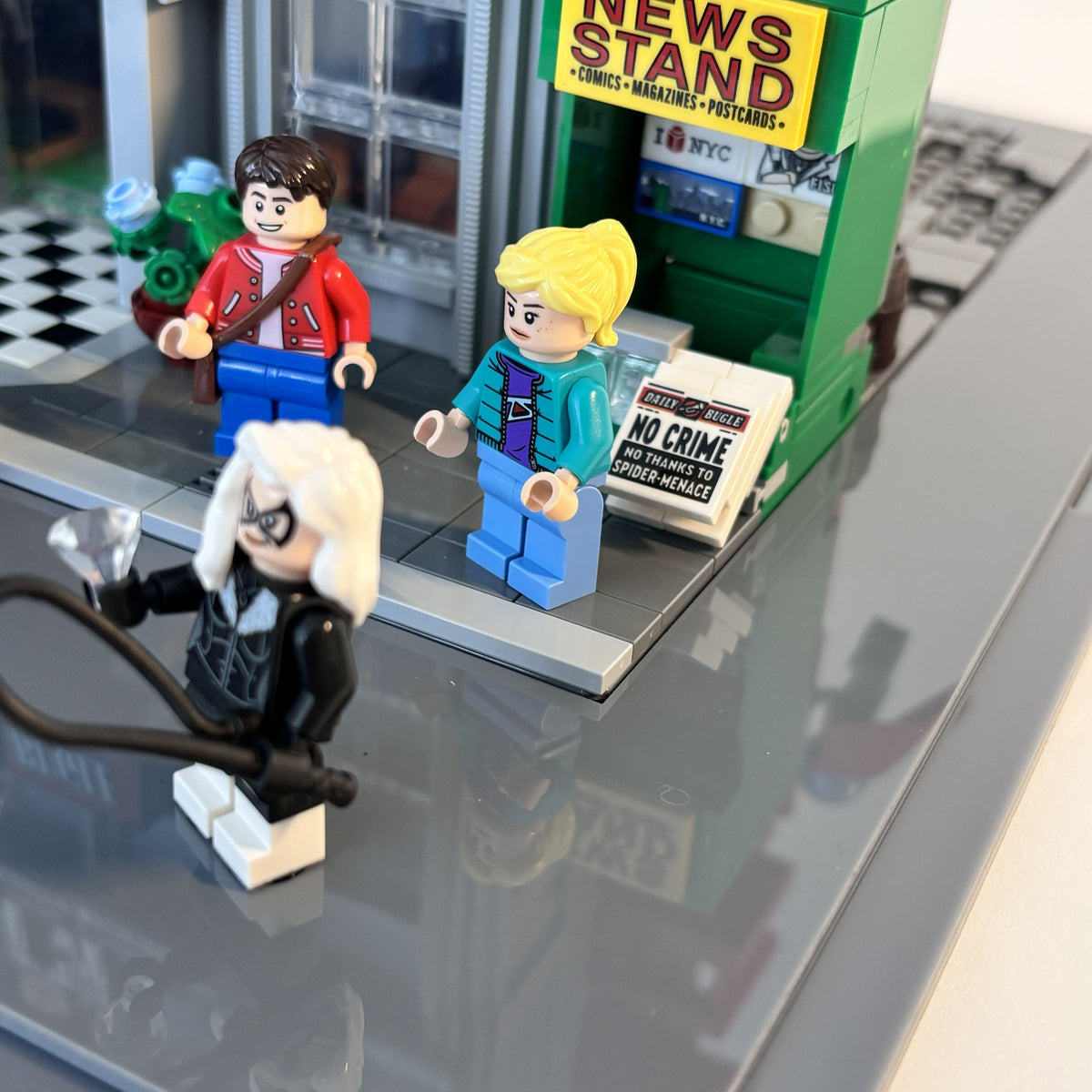 Display case til LEGO® Marvel™ Daily Bugle™ (76178). 