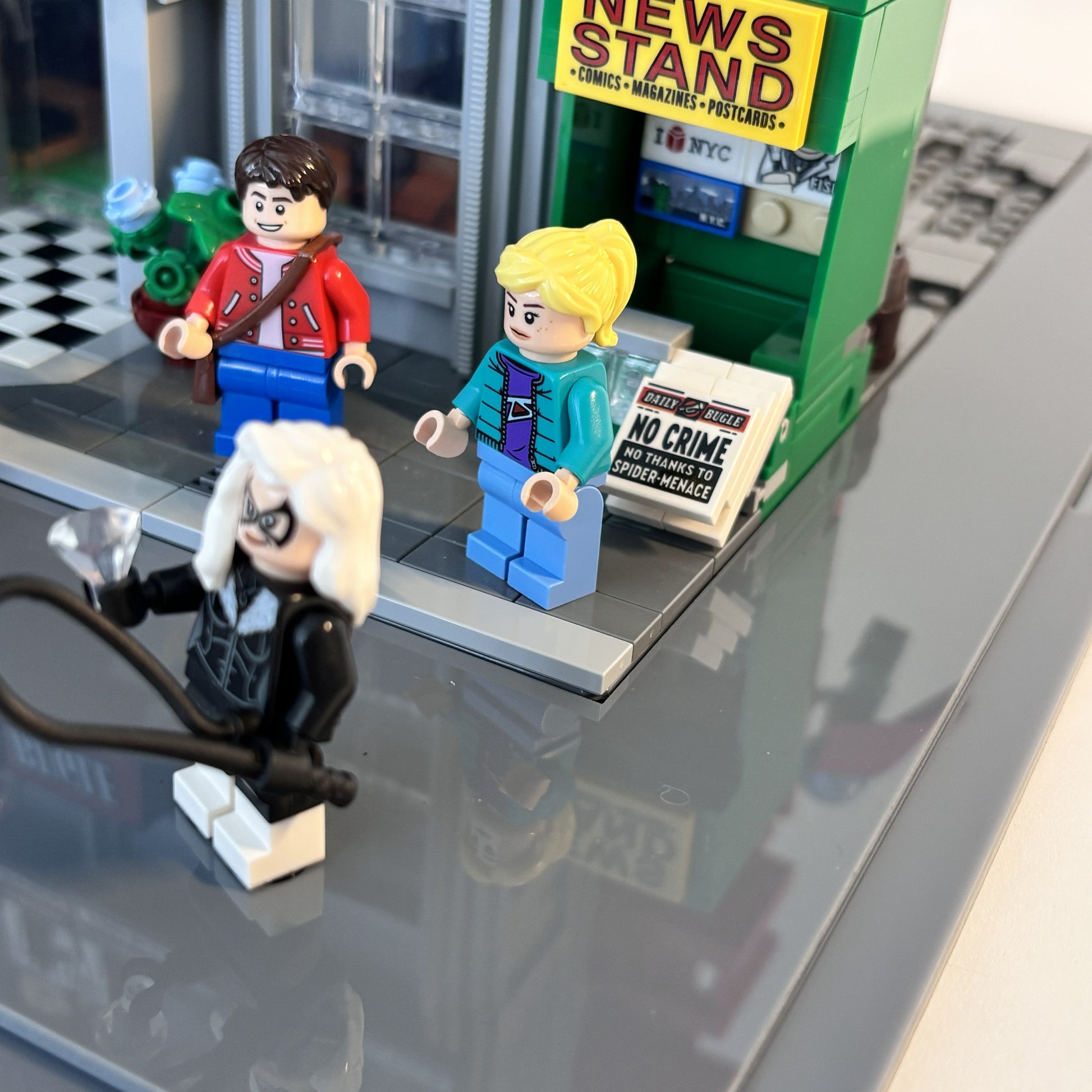 Display case til LEGO® Marvel™ Daily Bugle™ (76178). 