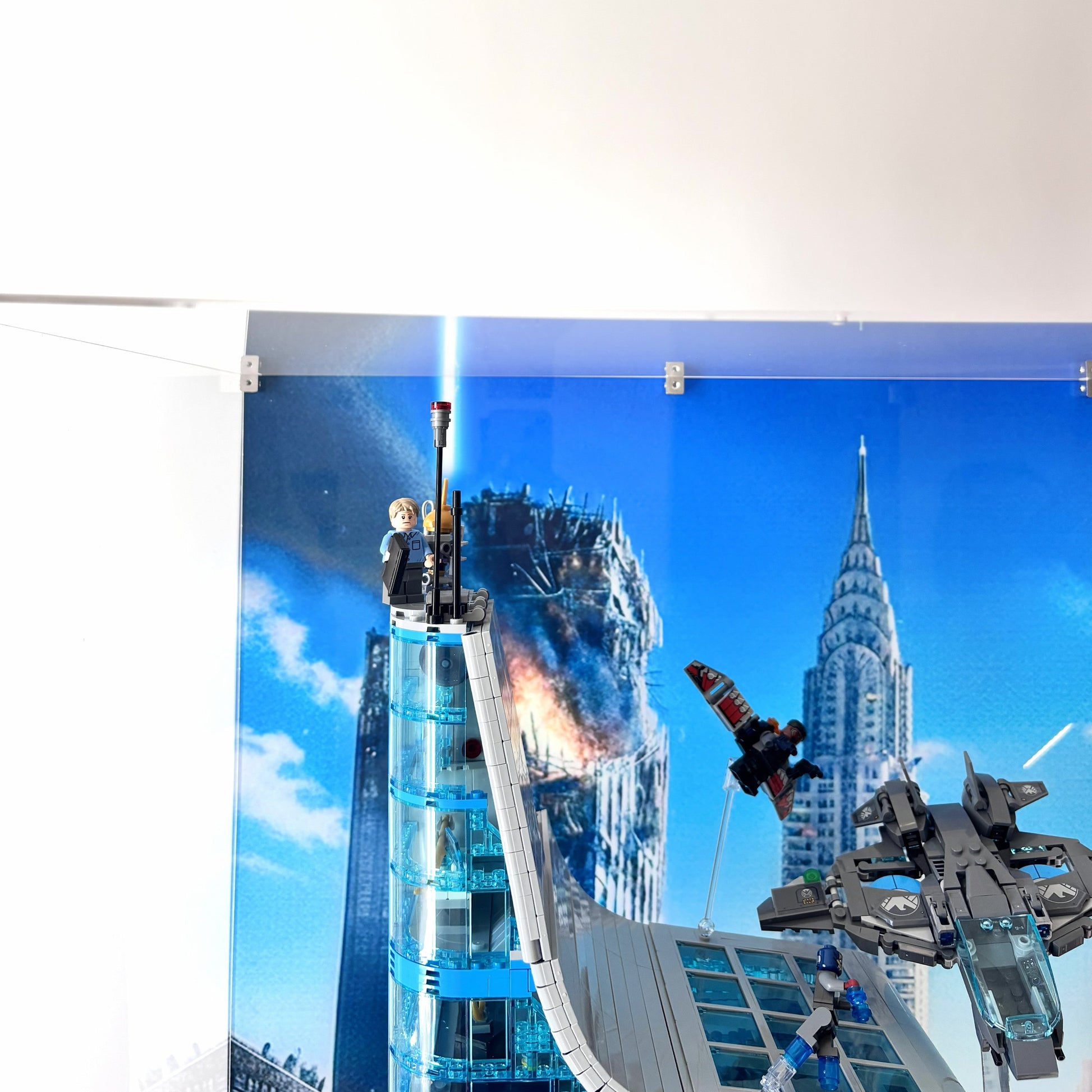 Display case til LEGO® Marvel™ Avengers Tower™ (76239). 