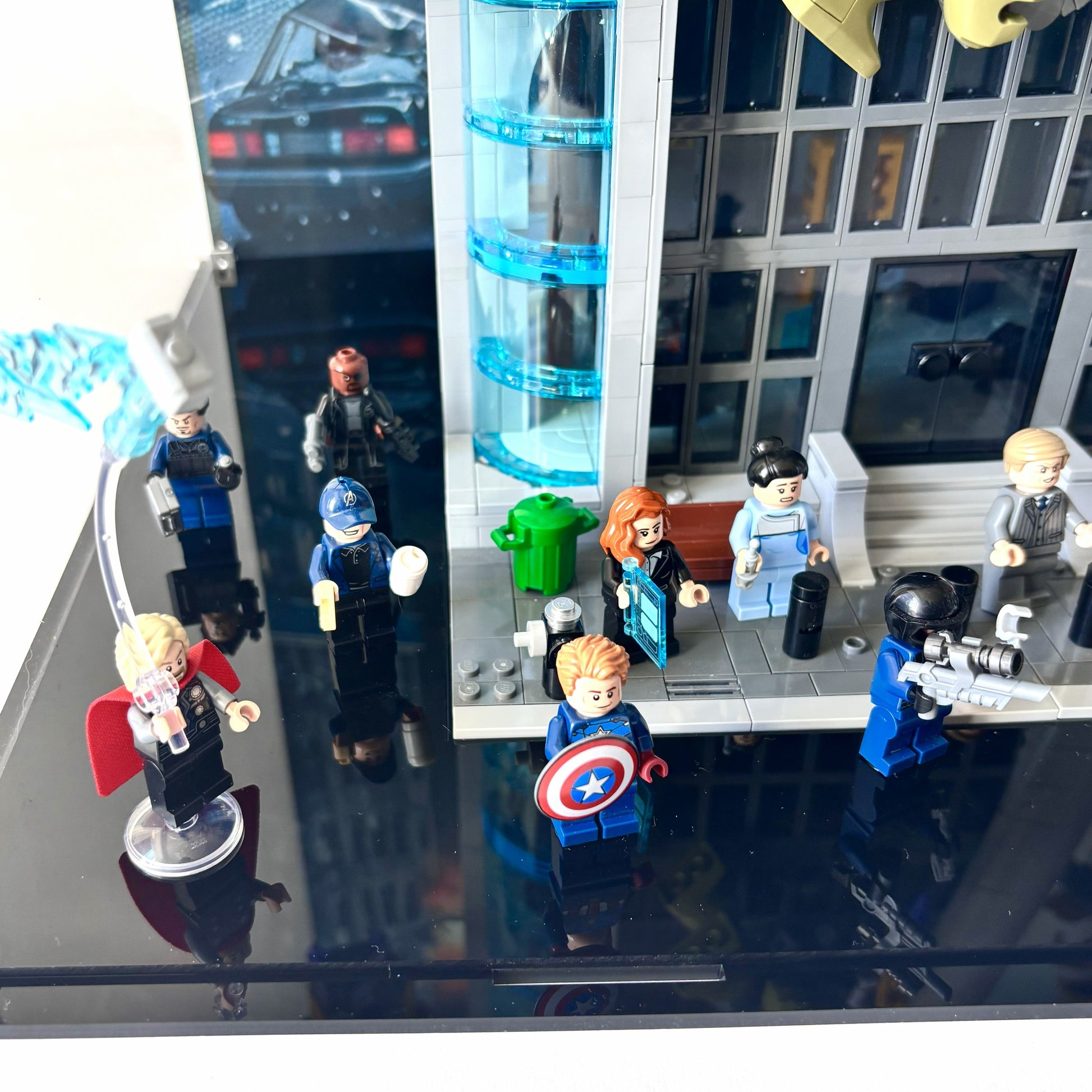 Display case til LEGO® Marvel™ Avengers Tower™ (76239). 