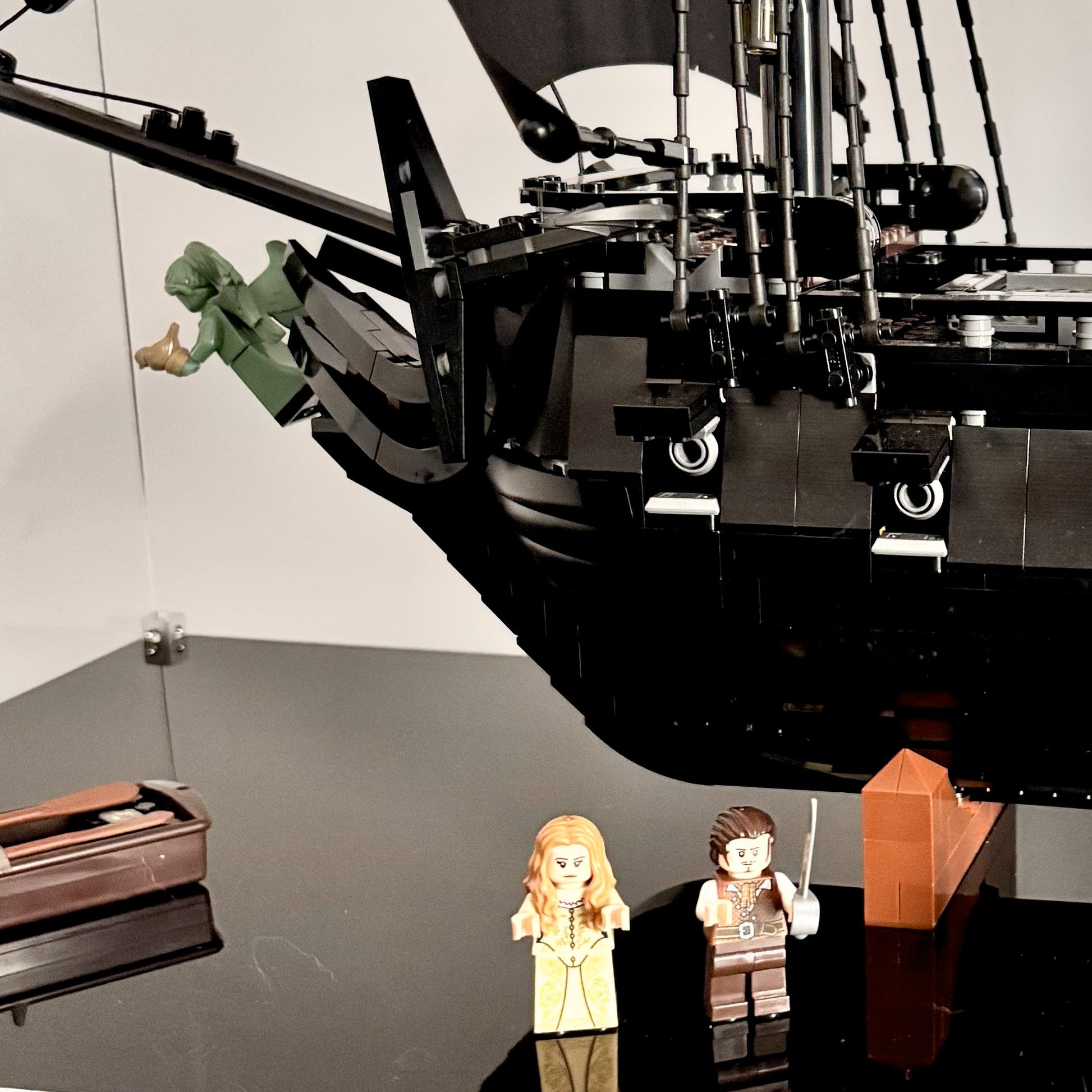 Display case til Captain Jacks Pirate Ship-10365. Støvsikker og reducerer UV strålingen. 