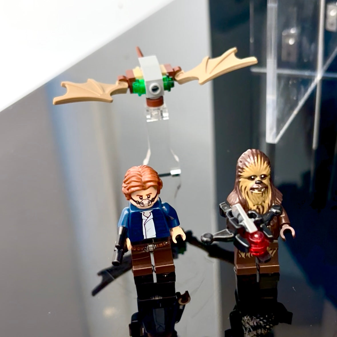 Display case til LEGO® UCS Millennium Falcon™ (75192). Inkl. stander i en 45° vinkel 