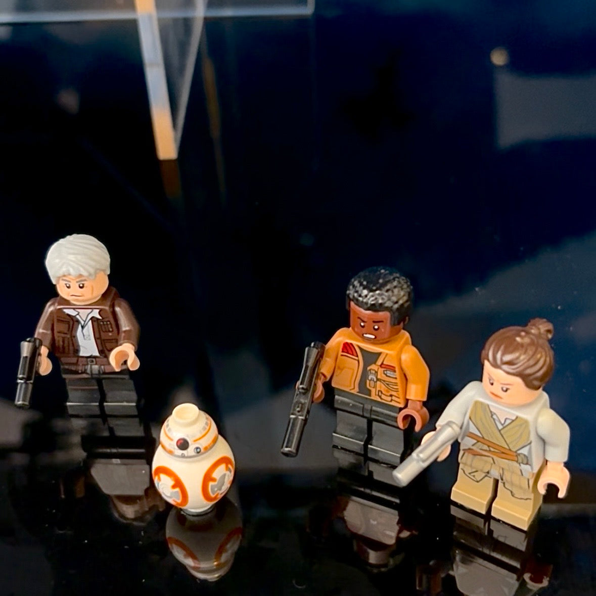 Display case til LEGO® UCS Millennium Falcon™ (75192). Inkl. stander i en 45° vinkel 