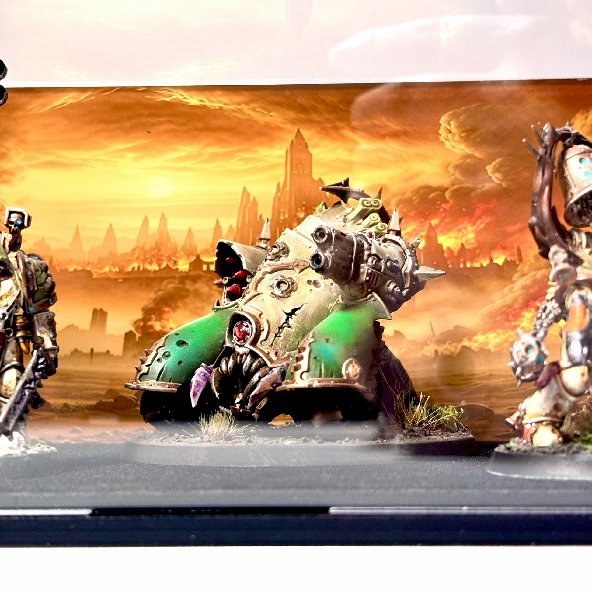 Display case til Warhammer® miniaturer og squads. Støvtæt, UV reduktion og blød fløjlsbund der giver stabilitet og sikkerhed.