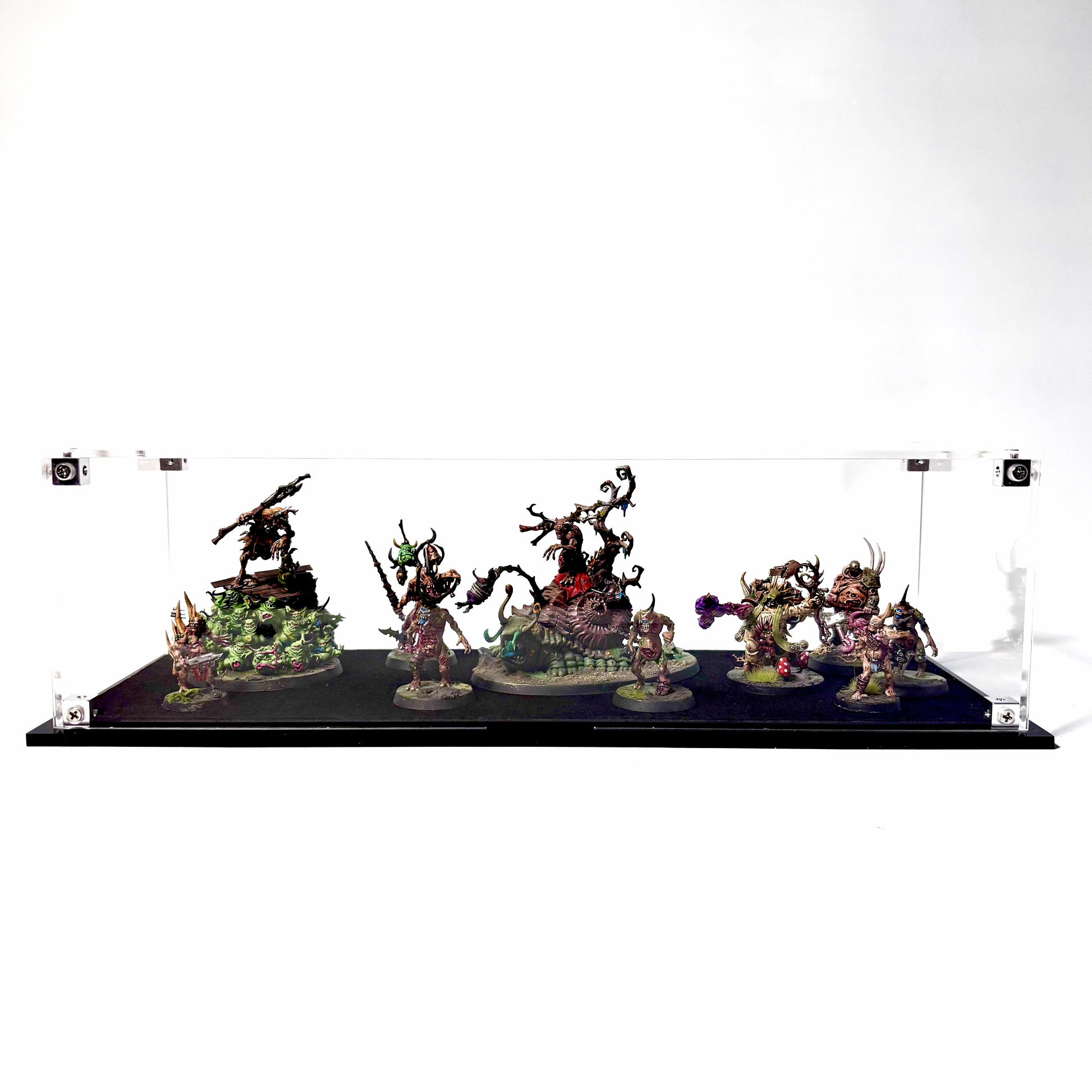 Display case til Warhammer® miniaturer og squads. Støvtæt, UV reduktion og blød fløjlsbund der giver stabilitet og sikkerhed.