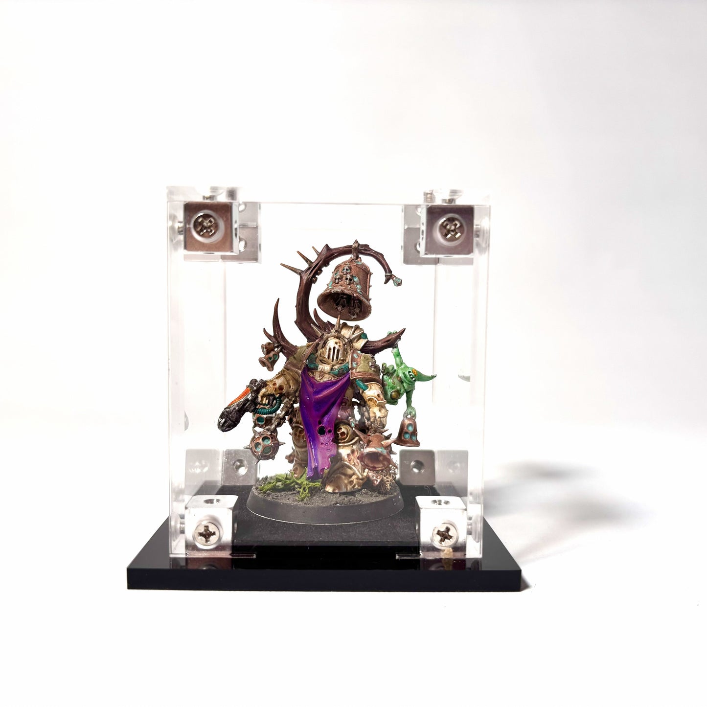 Display case til Warhammer® miniaturer. Støvtæt, UV reduktion og blød fløjlsbund der giver stabilitet og sikkerhed.