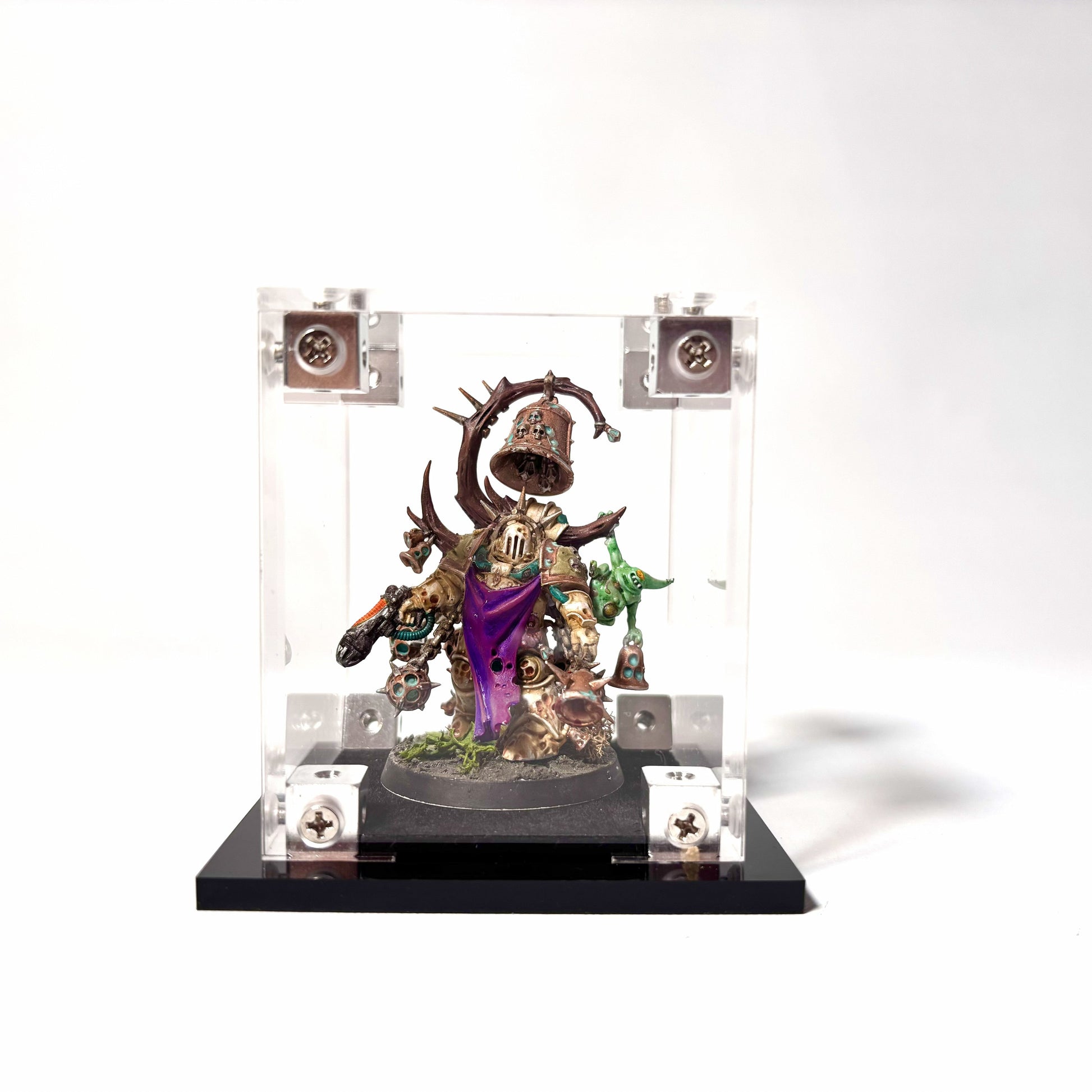 Display case til Warhammer® miniaturer. Støvtæt, UV reduktion og blød fløjlsbund der giver stabilitet og sikkerhed.