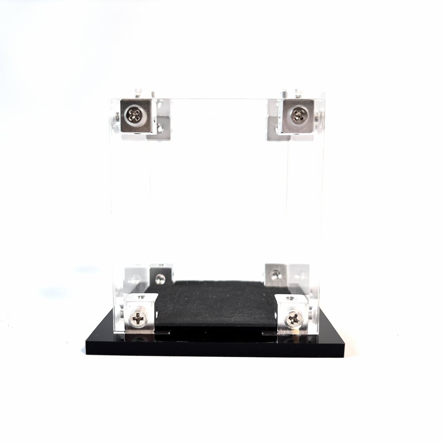 Display case til Warhammer® miniaturer. Støvtæt, UV reduktion og blød fløjlsbund der giver stabilitet og sikkerhed.