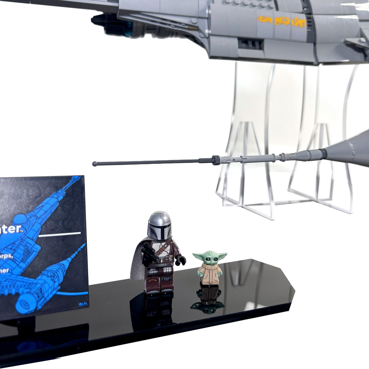 Display stand for LEGO® Star Wars™ Mandalorian N-1 Starfighter™ (75442) - nærbillede af standerens detaljer