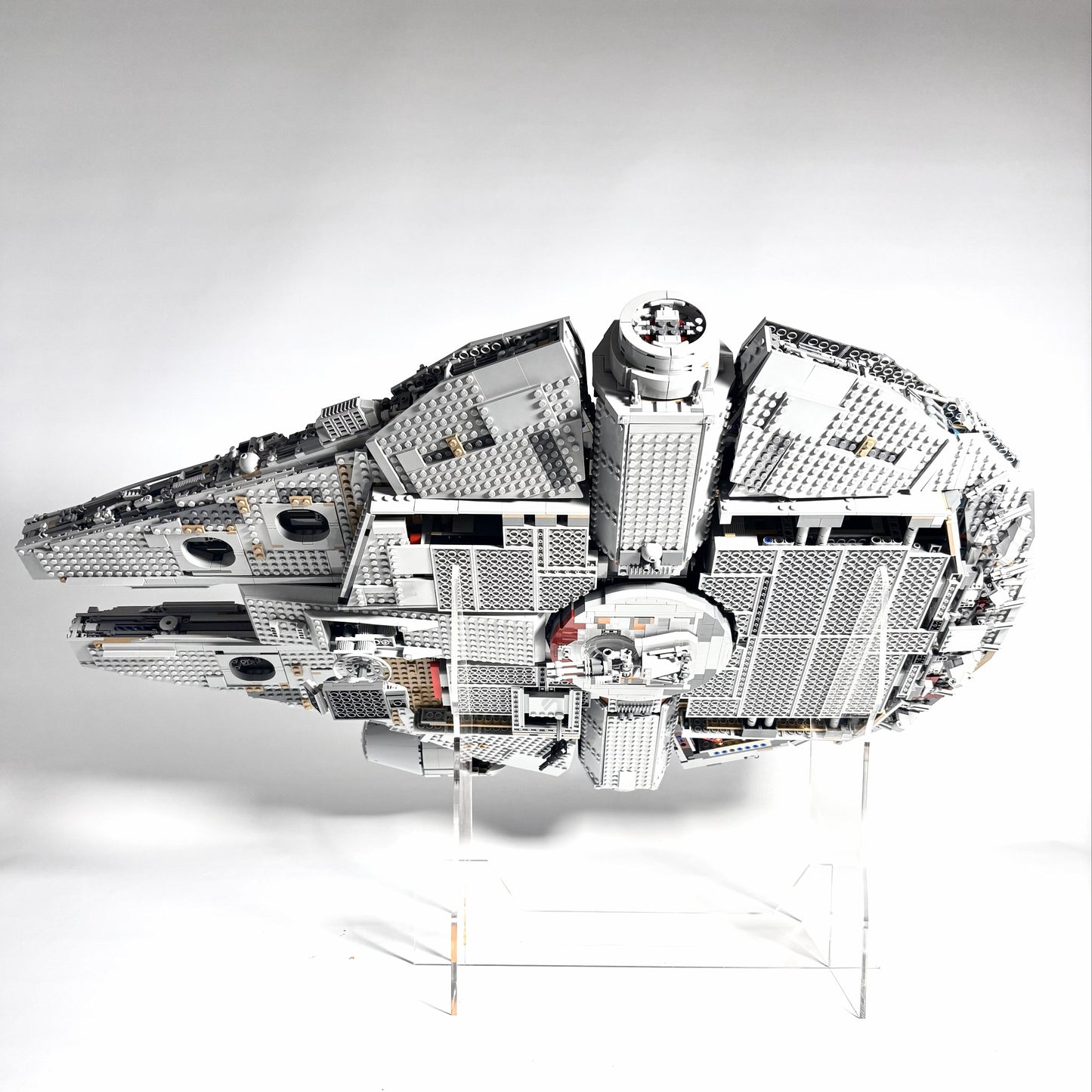 Displaystander til LEGO® UCS Millennium Falcon™ (75192). Opsættes i en stabil 45° vinkel