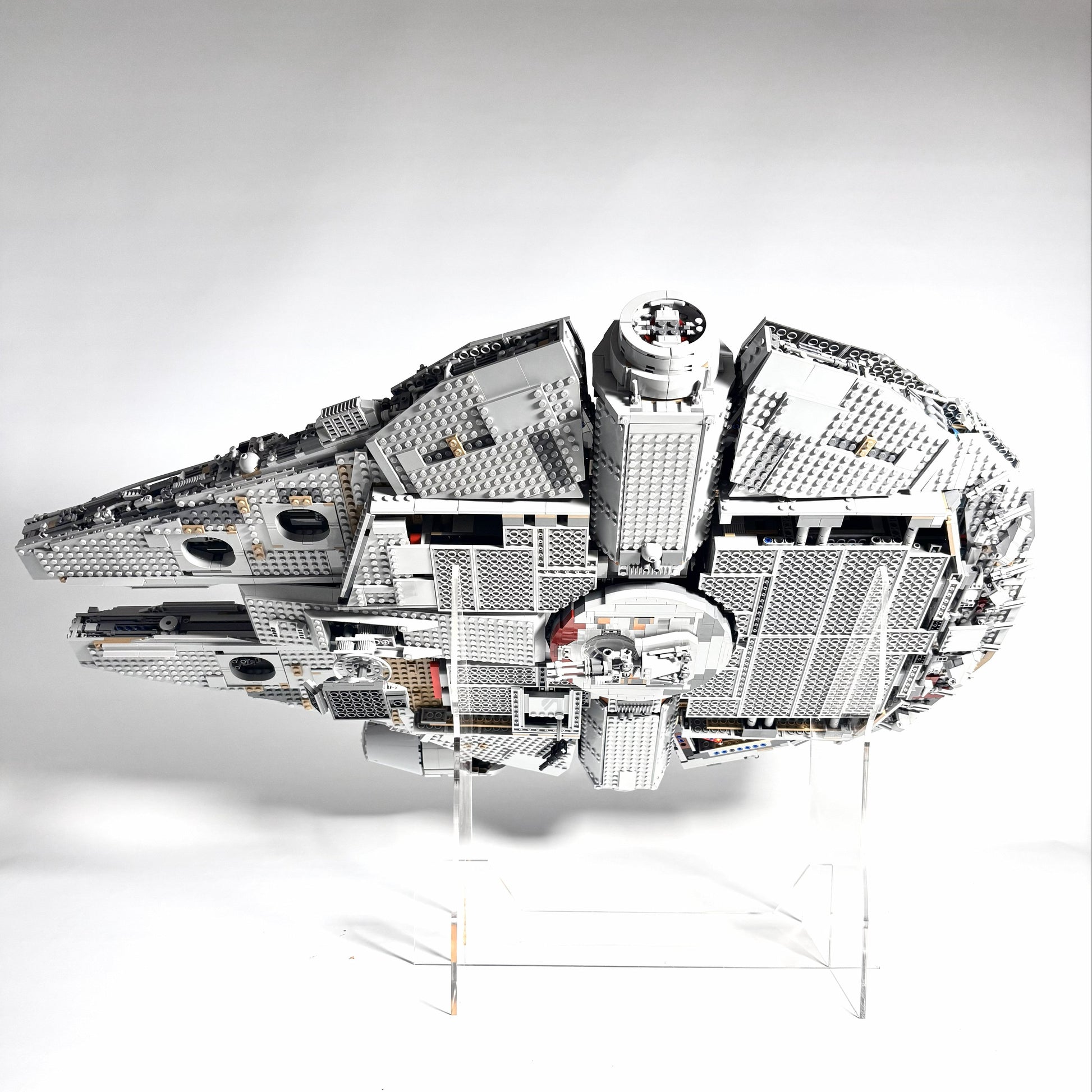 Displaystander til LEGO® UCS Millennium Falcon™ (75192). Opsættes i en stabil 45° vinkel
