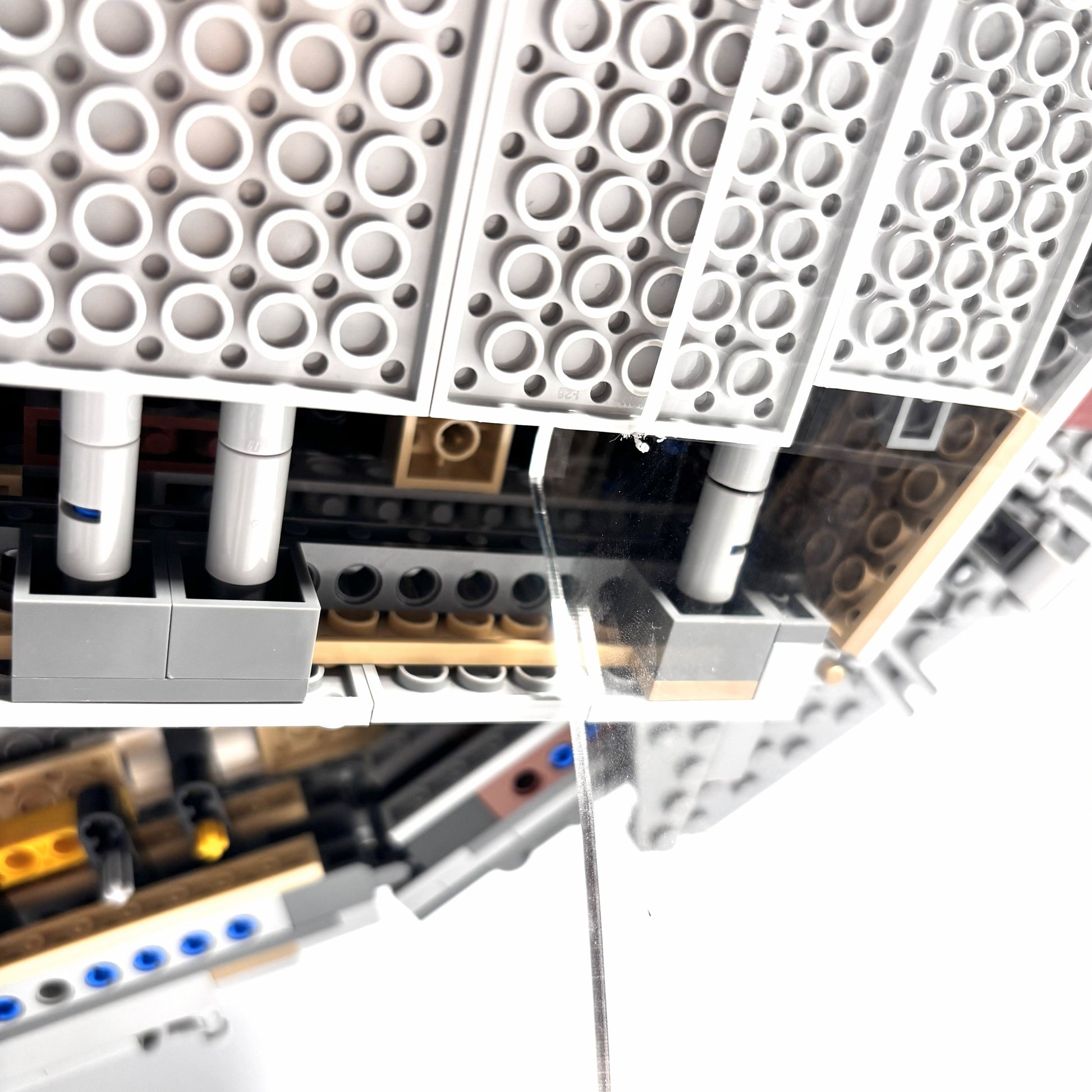 Displaystander til LEGO® UCS Millennium Falcon™ (75192). Opsættes i en stabil 45° vinkel