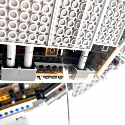 Displaystander til LEGO® UCS Millennium Falcon™ (75192). Opsættes i en stabil 45° vinkel