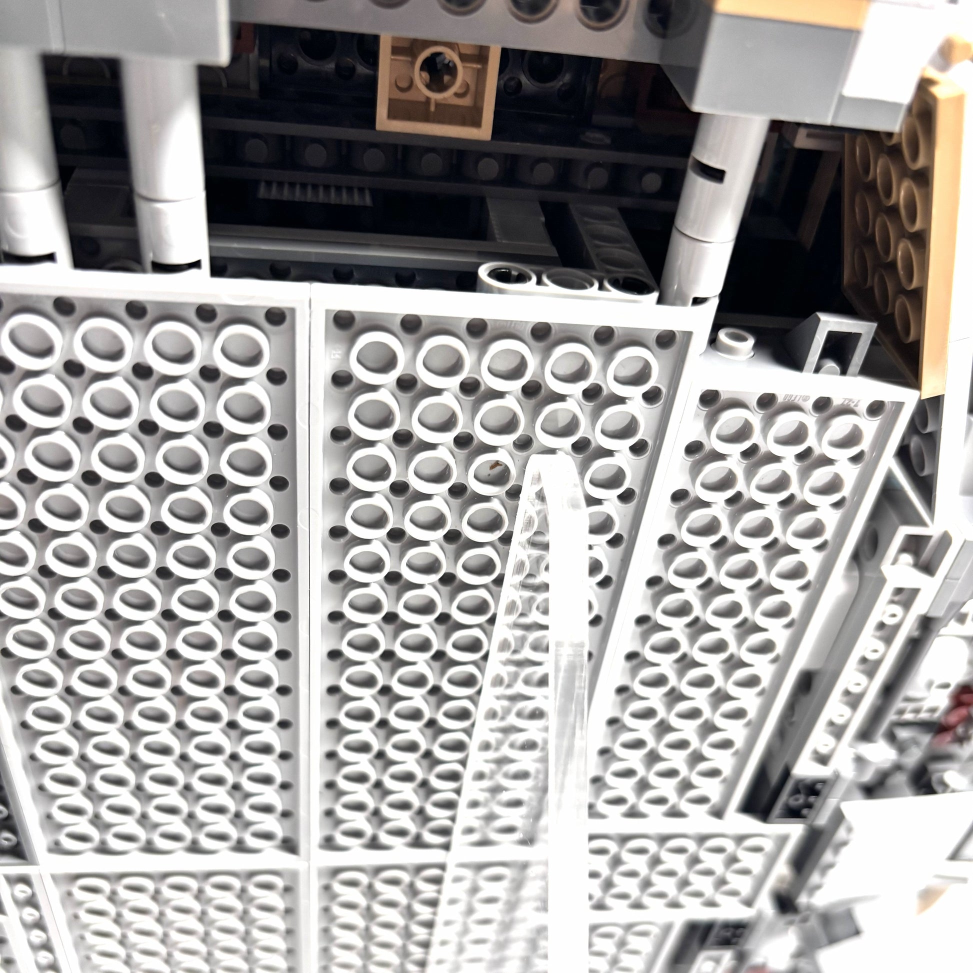 Displaystander til LEGO® UCS Millennium Falcon™ (75192). Opsættes i en stabil 45° vinkel