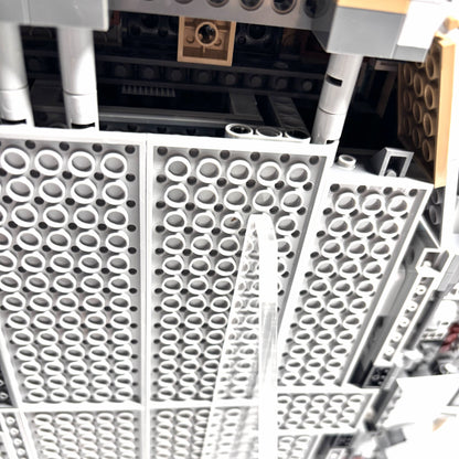 Displaystander til LEGO® UCS Millennium Falcon™ (75192). Opsættes i en stabil 45° vinkel