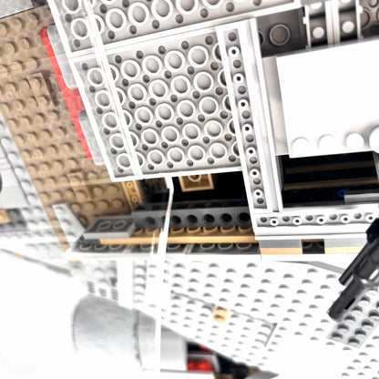 Displaystander til LEGO® UCS Millennium Falcon™ (75192). Opsættes i en stabil 45° vinkel