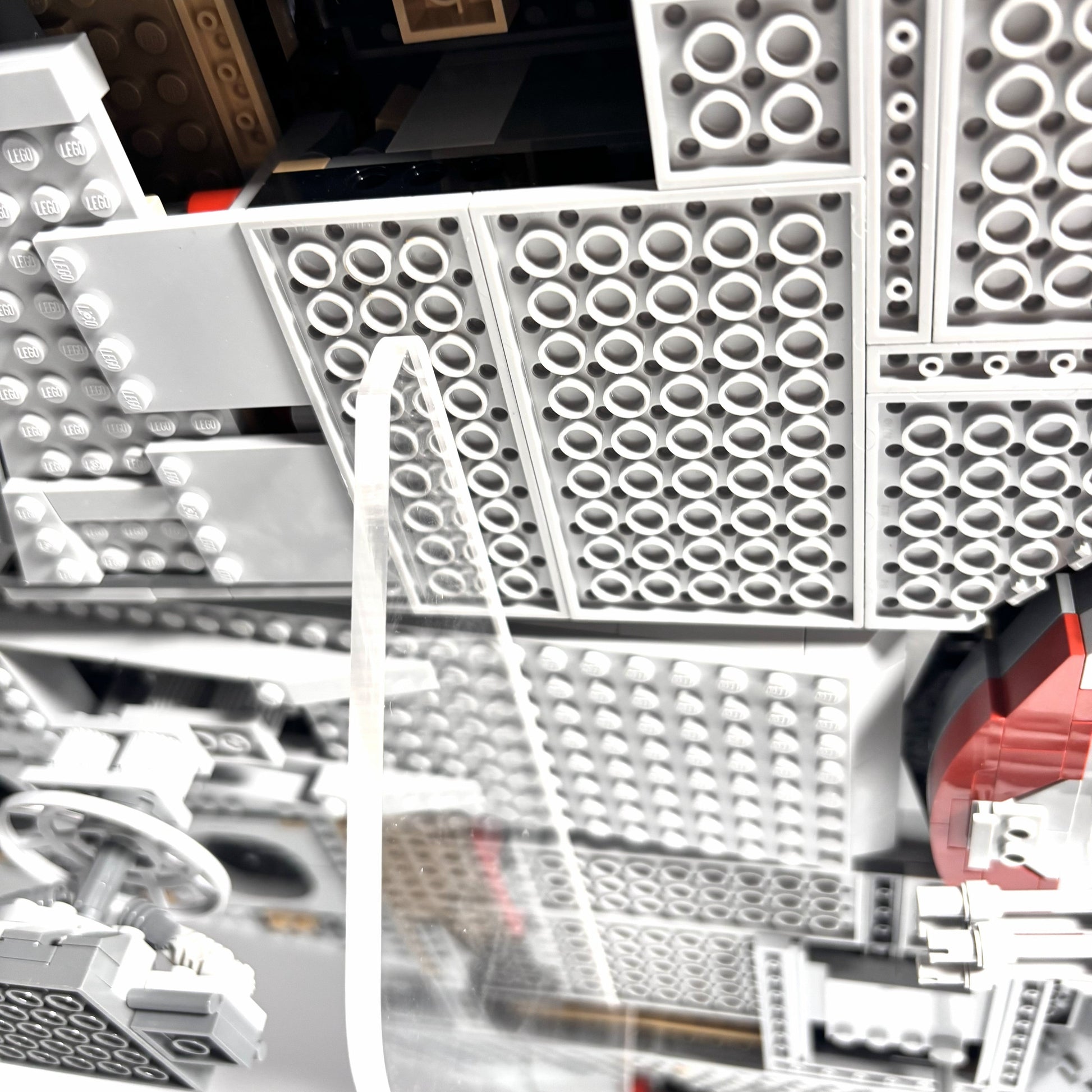 Displaystander til LEGO® UCS Millennium Falcon™ (75192). Opsættes i en stabil 45° vinkel