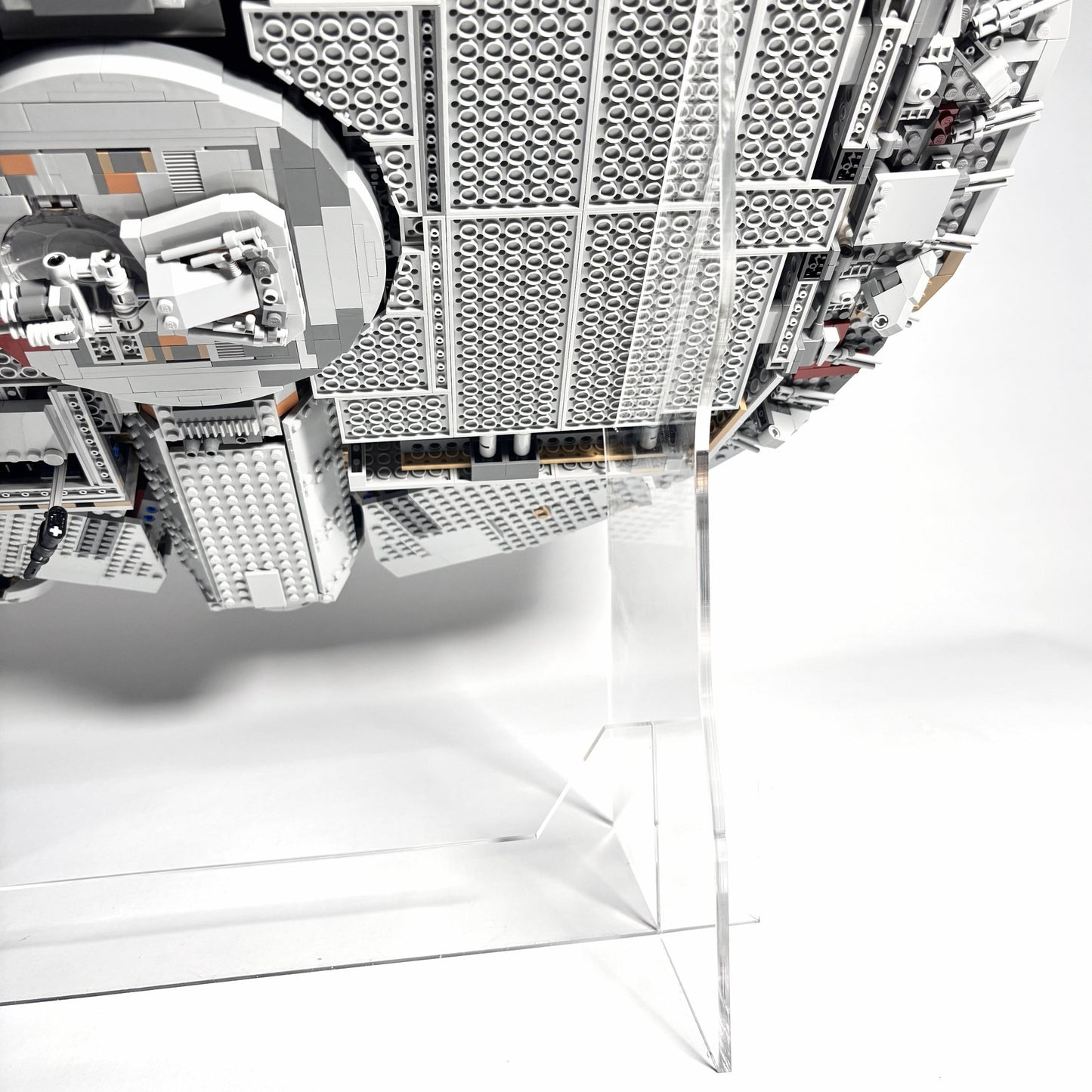 Displaystander til LEGO® UCS Millennium Falcon™ (75192). Opsættes i en stabil 45° vinkel 