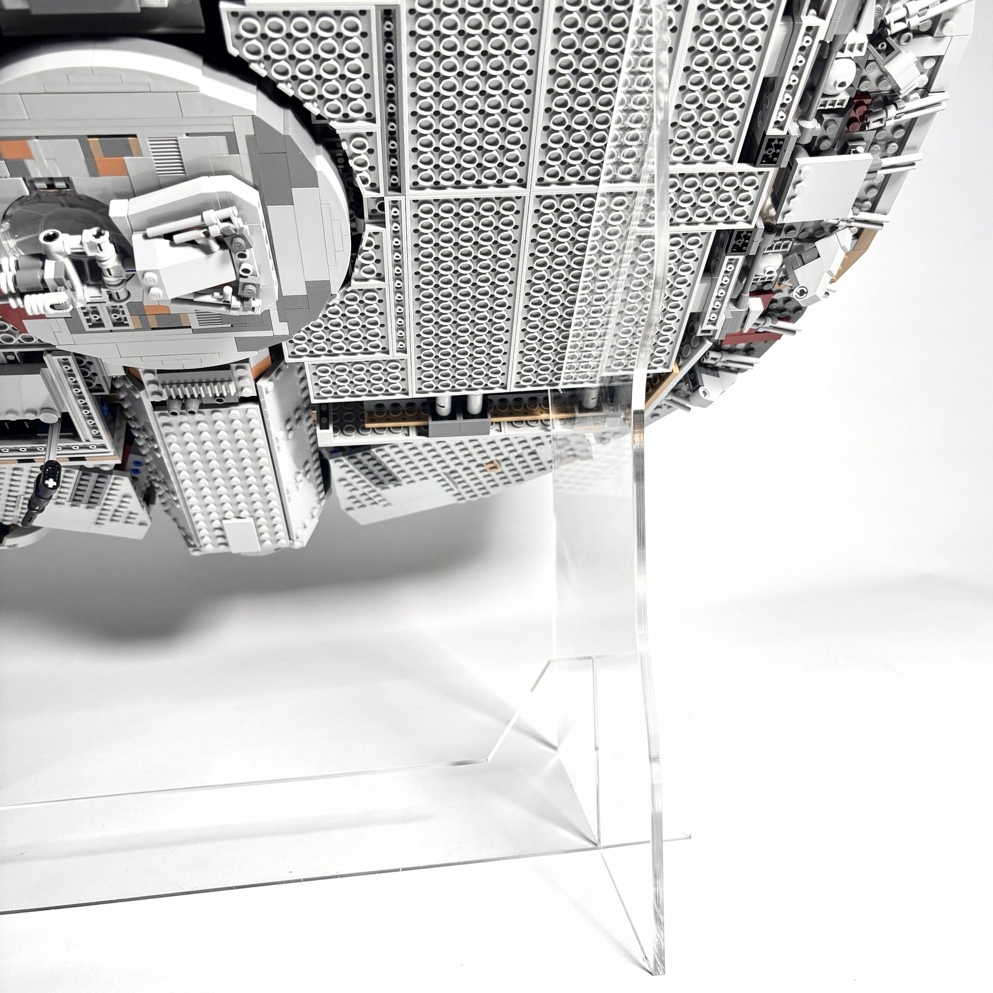 Displaystander til LEGO® UCS Millennium Falcon™ (75192). Opsættes i en stabil 45° vinkel 
