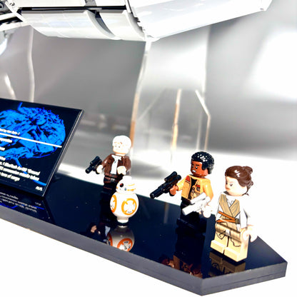 Displaystander til LEGO® UCS Millennium Falcon™ (75192). Opsættes i en stabil 45° vinkel inkl. plade til skilt og Minifigurer. 