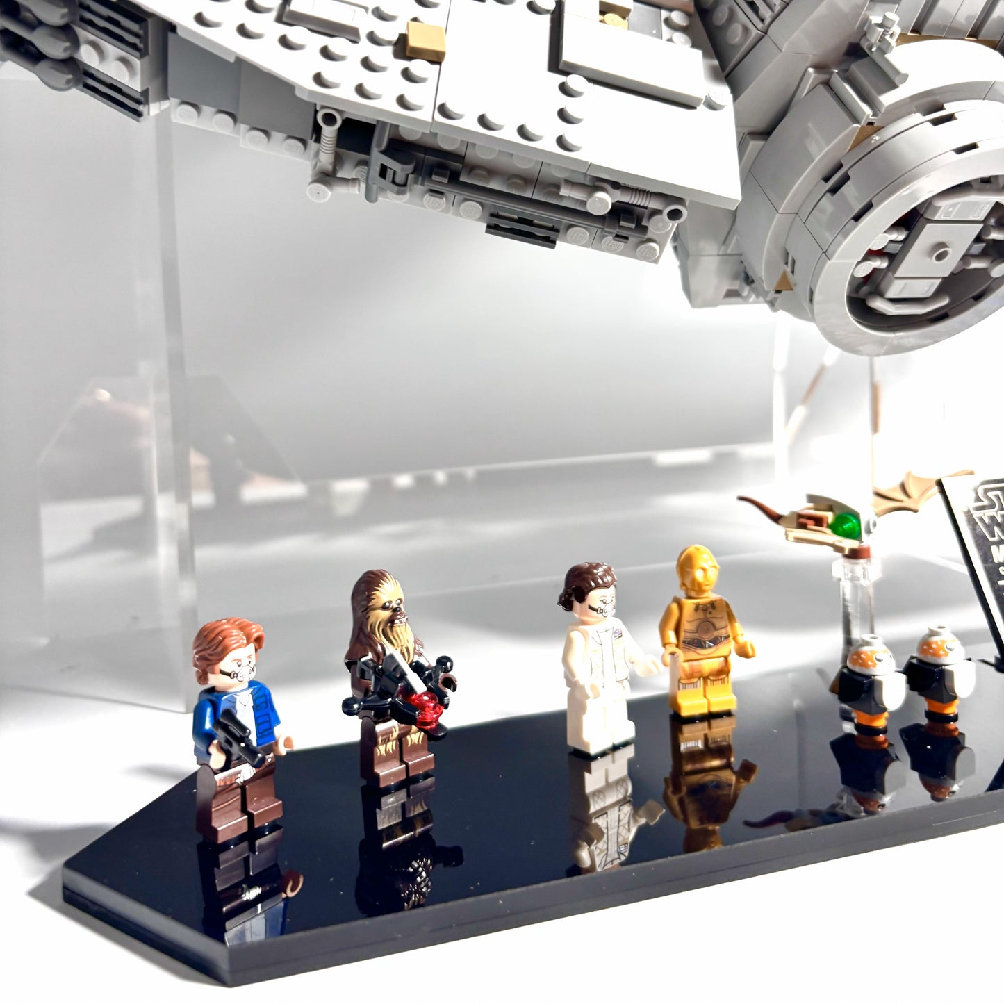 Displaystander til LEGO® UCS Millennium Falcon™ (75192). Opsættes i en stabil 45° vinkel inkl. plade til skilt og Minifigurer. 