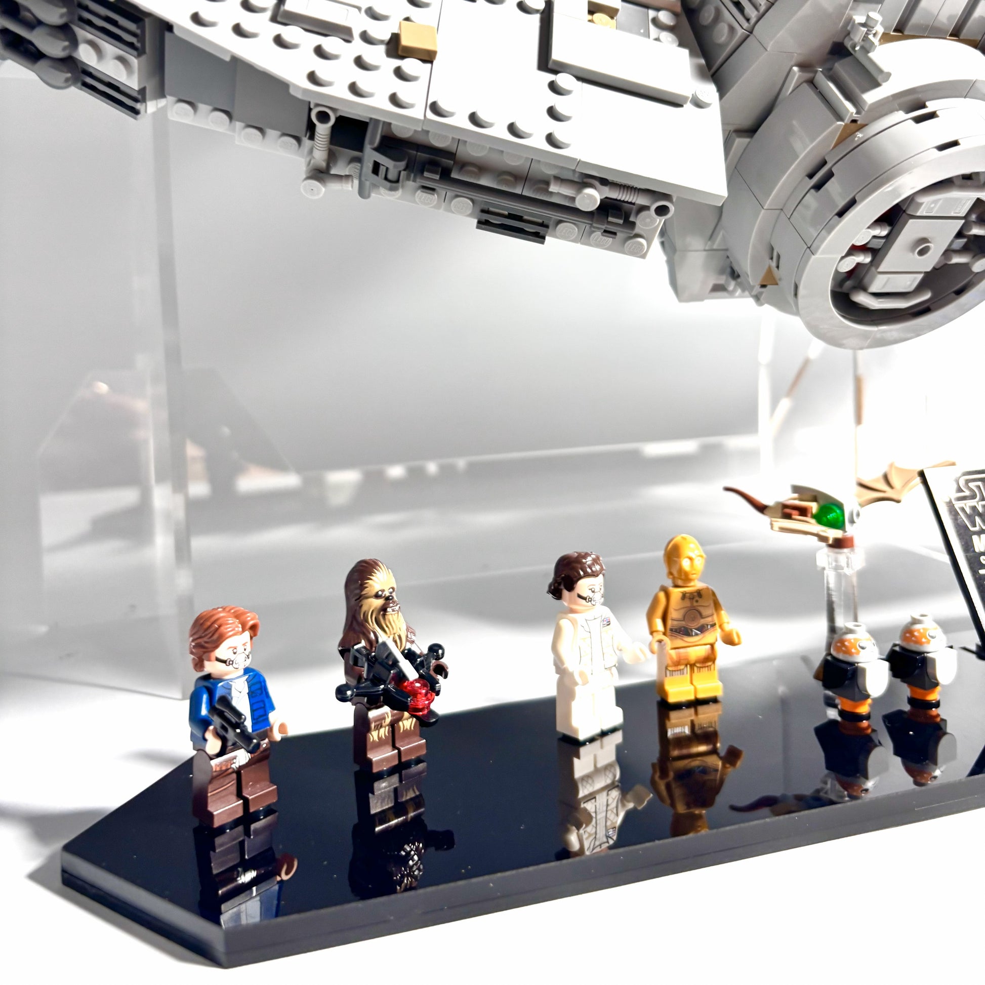Displaystander til LEGO® UCS Millennium Falcon™ (75192). Opsættes i en stabil 45° vinkel inkl. plade til skilt og Minifigurer. 