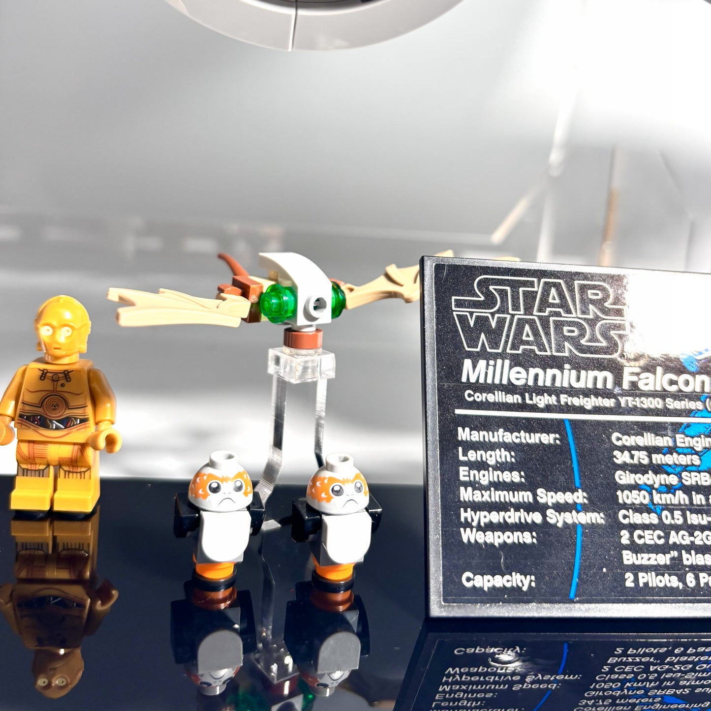 Displaystander til LEGO® UCS Millennium Falcon™ (75192). Opsættes i en stabil 45° vinkel inkl. plade til skilt og Minifigurer. 