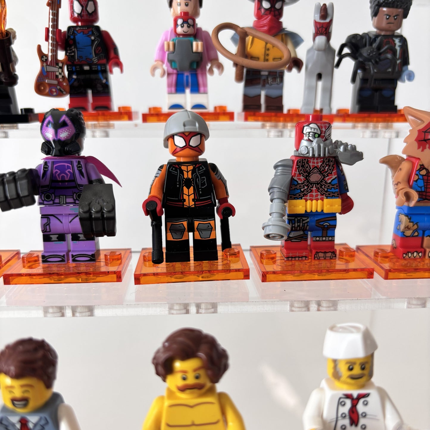 Display case til LEGO® Minifigurer - podie design. Fra kaos til kontrol