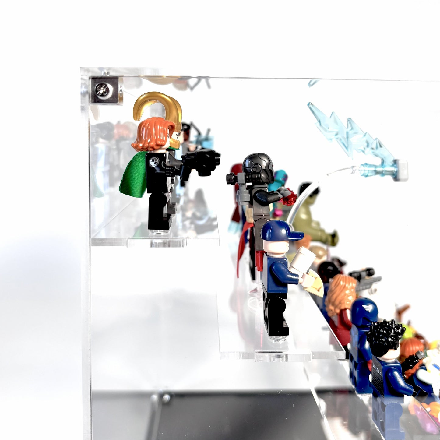 Display case til LEGO® Minifigurer - podie design. Fra kaos til kontrol