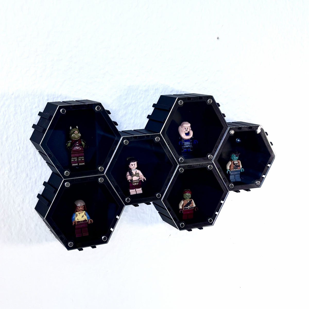 Hexagon vægophæng til LEGO® minifigurer med magnetisk akrylfront og modulært design
