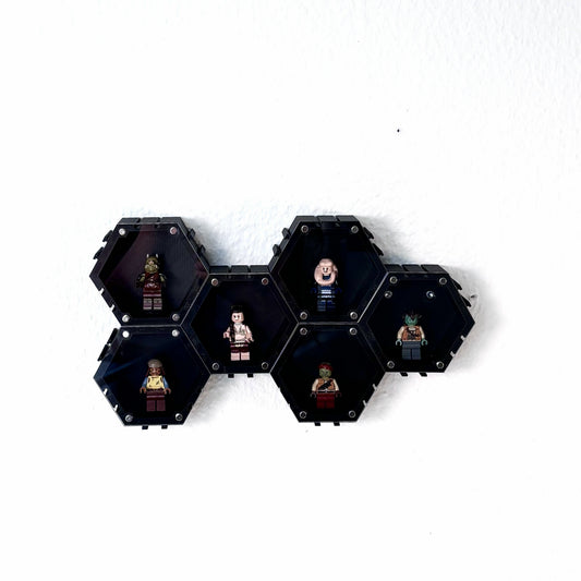 Hexagon vægophæng til LEGO® minifigurer med magnetisk akrylfront og modulært design