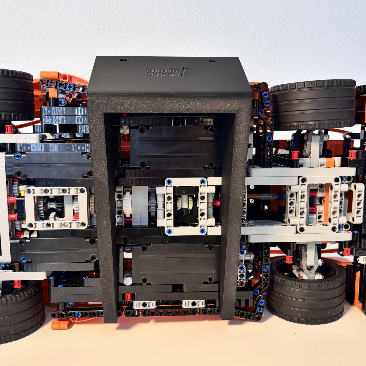 Horisontal væg-holder til LEGO® 42056 Porsche 911 GT3 RS monteret på væg i 30 graders udstilling