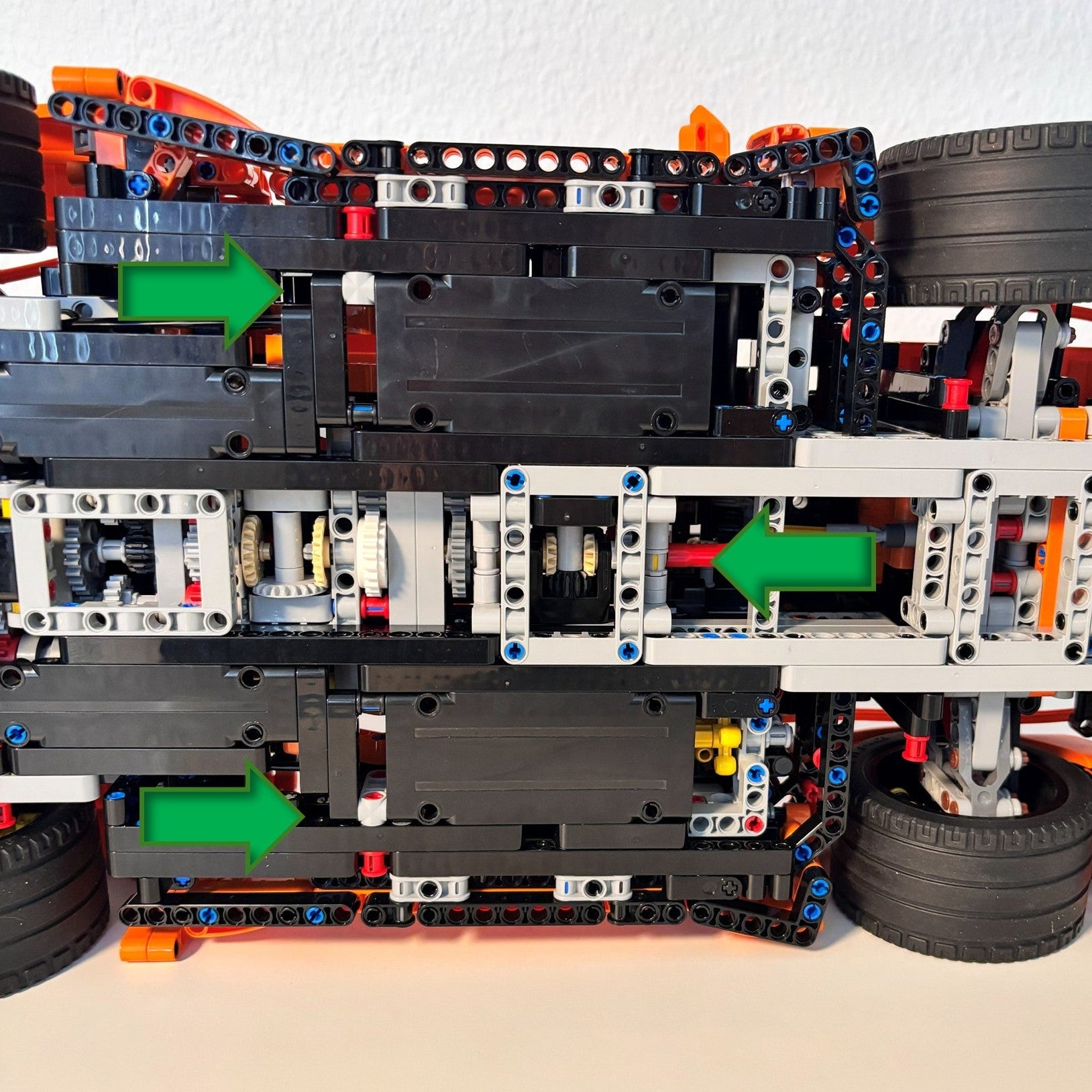 Horisontal væg-holder til LEGO® 42056 Porsche 911 GT3 RS monteret på væg i 30 graders udstilling