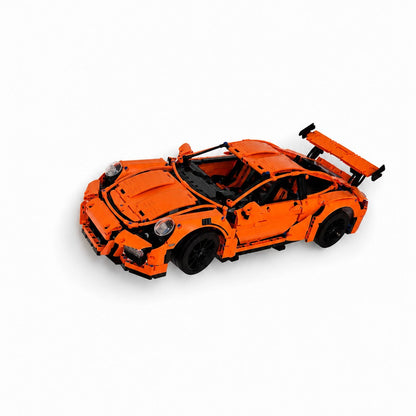 Horisontal væg-holder til LEGO® 42056 Porsche 911 GT3 RS monteret på væg i 30 graders udstilling