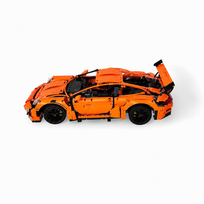 Horisontal væg-holder til LEGO® 42056 Porsche 911 GT3 RS monteret på væg i 30 graders udstilling