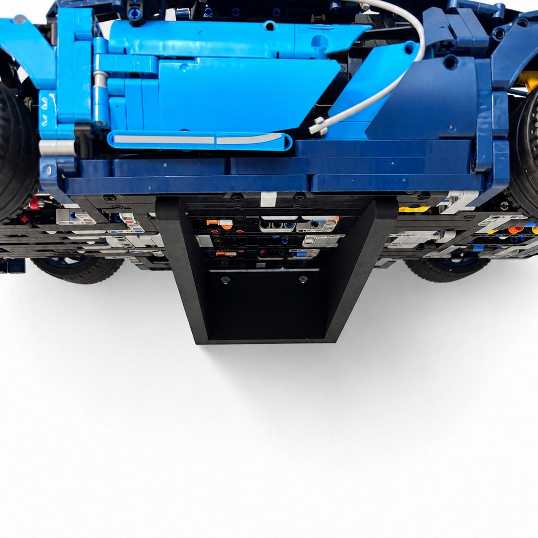 Horisontal væg-holder til LEGO® 42083Bugatti Chiron monteret på væg i 30 graders udstilling