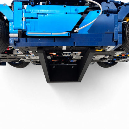 Horisontal væg-holder til LEGO® 42083Bugatti Chiron monteret på væg i 30 graders udstilling