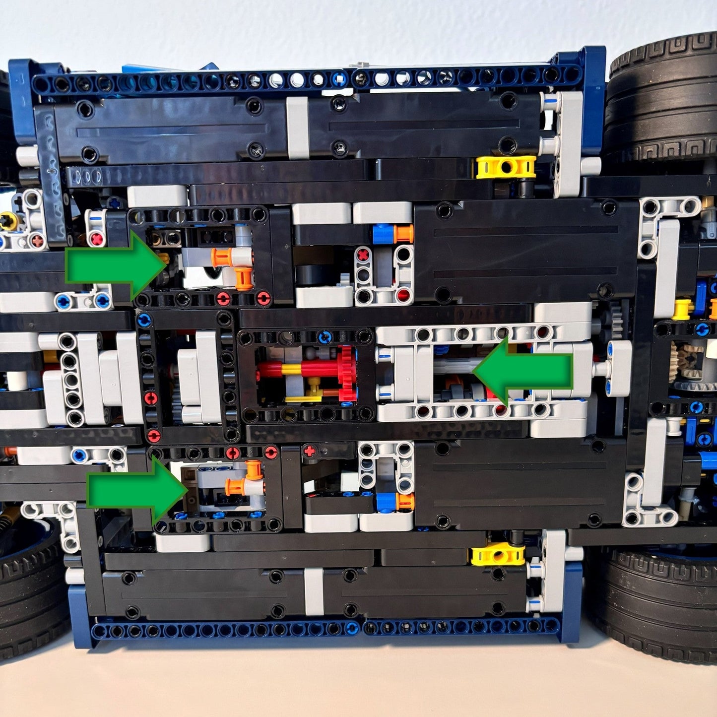 Horisontal væg-holder til LEGO® 42083Bugatti Chiron monteret på væg i 30 graders udstilling