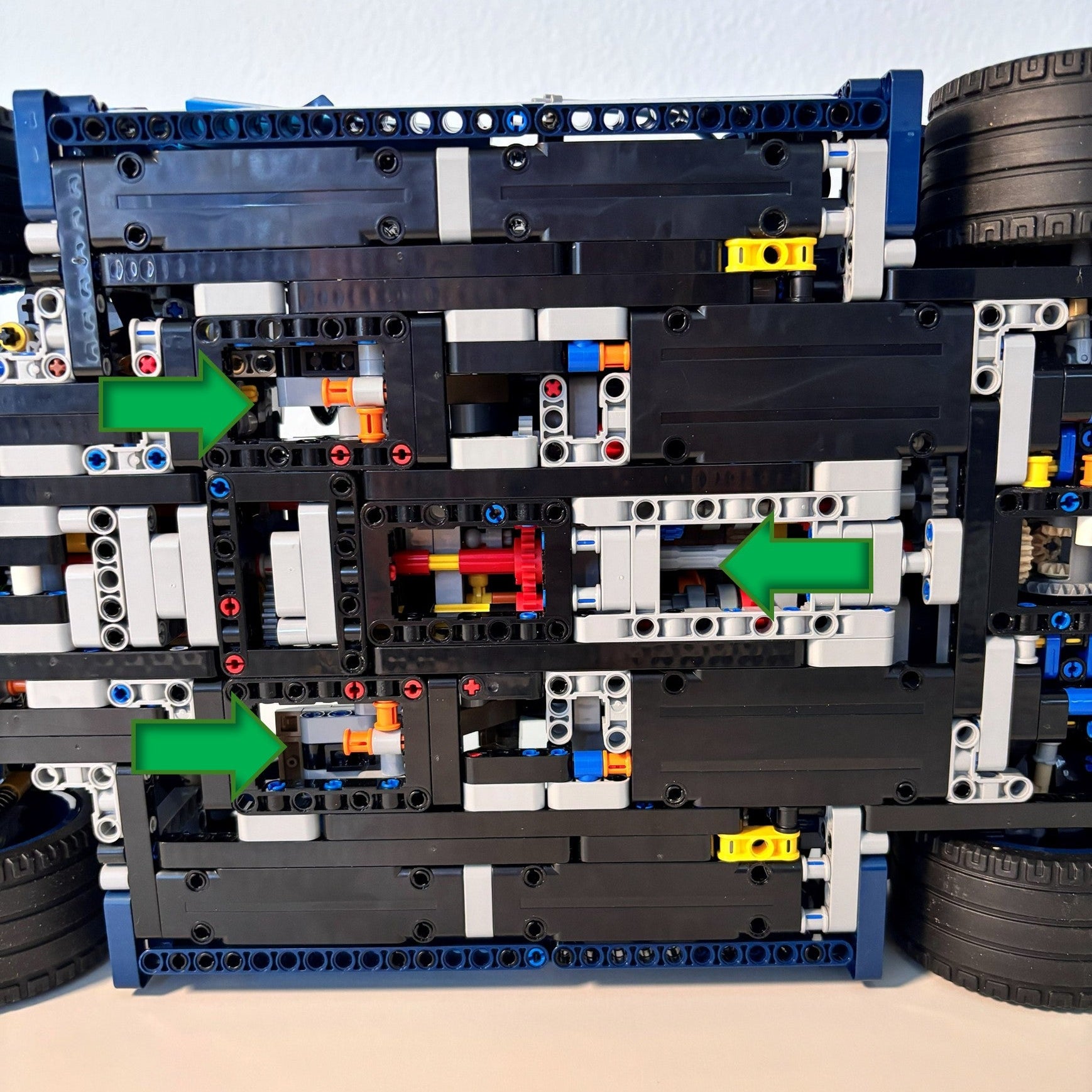 Horisontal væg-holder til LEGO® 42083Bugatti Chiron monteret på væg i 30 graders udstilling