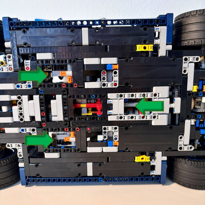 Horisontal væg-holder til LEGO® 42083Bugatti Chiron monteret på væg i 30 graders udstilling