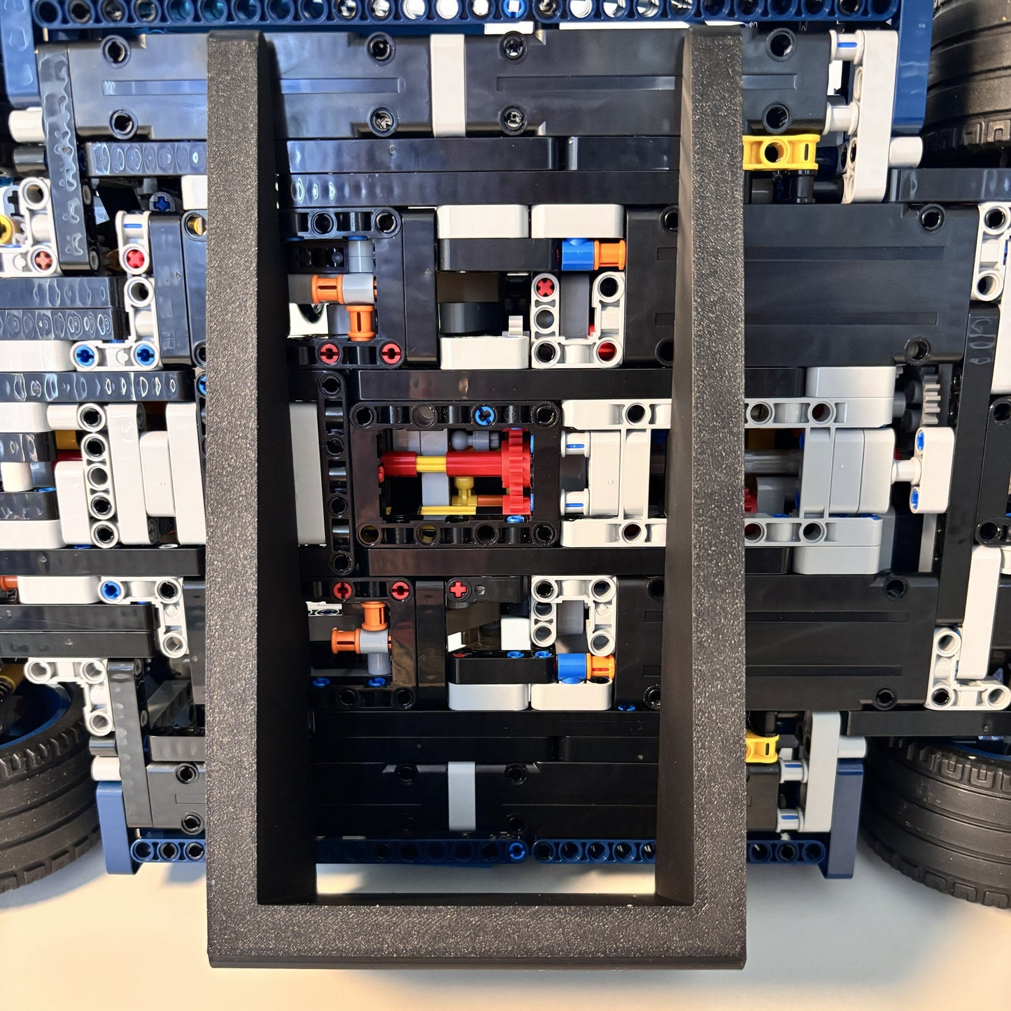 Horisontal væg-holder til LEGO® 42083Bugatti Chiron monteret på væg i 30 graders udstilling