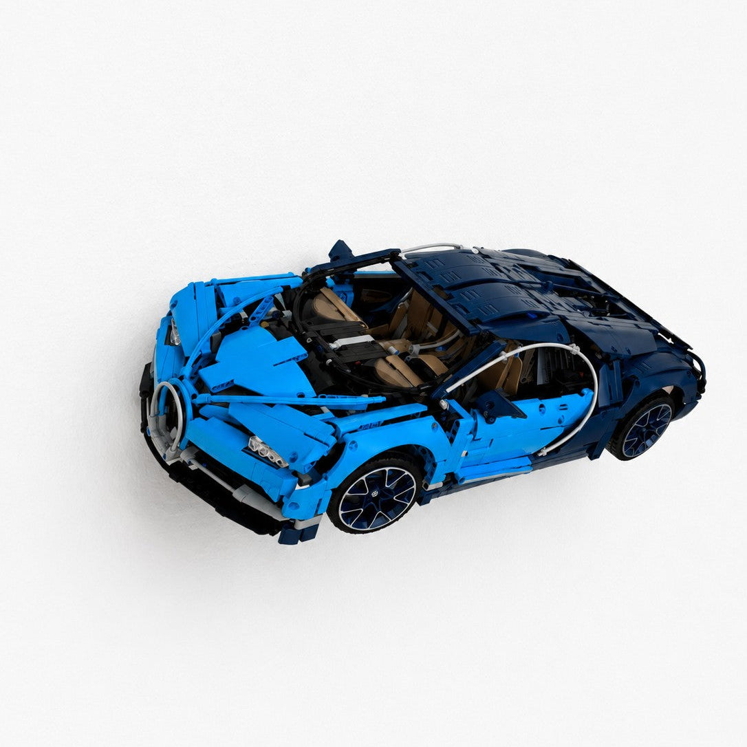Horisontal væg-holder til LEGO® 42083Bugatti Chiron monteret på væg i 30 graders udstilling