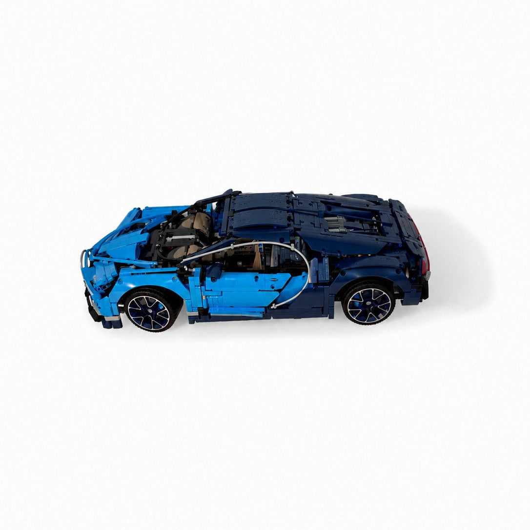 Horisontal væg-holder til LEGO® 42083Bugatti Chiron monteret på væg i 30 graders udstilling